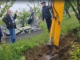 VIDEO – Scandal într-un cimitir din Iași. Preotul a lăsat mortul în afara gropii: „Nu a contribuit cu bani la biserică”