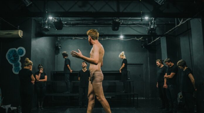 Anihilarea interioară te mușcă de sub bancă