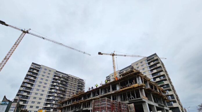 Lanțul umilințelor pentru locatarii din complexul Evergreen Towers. Dezvoltatorul a lăsat un ieșean fără loc de parcare, deși acesta a plătit 8.000 de euro