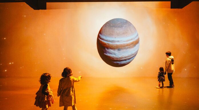 Un nou spectacol imersiv la MINA Pop Up, de la Palas Campus: „COSMOS – Descoperim tainele universului”. Dumitru Prunariu, invitat special la premiera spectacolului, pe 28 iulie