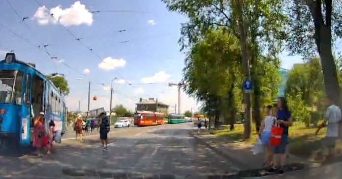 VIDEO – Un tramvai CTP a sărit de pe șine. Circulația rutieră a fost blocată în centrul Iașului