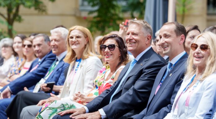 Cât au costat rochia și accesoriile purtate de Carmen Iohannis la ceremonia de la Paris