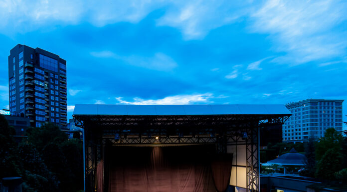 Momente muzicale, în Amfiteatrul Palas, oferite de Filarmonica Moldova Iași. Publicul este invitat să descopere „Coruri din opere celebre” și „Siesta Simfonică”