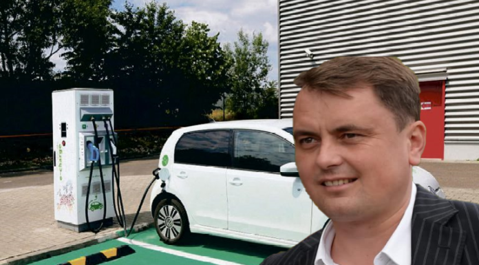 Șase stații de încărcare într-o comună fără mașini electrice cu doar 2.000 de locuitori. 200.000 de euro, direcționați către două firme controlate de aceeași familie