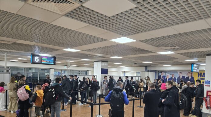 FOTO- Sute de pasageri umiliți de Wizz Air! Cursa Londra – Iași anulată fără explicații, oameni blocați o zi întreagă în aeroport