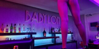Muncă la negru în clubul de striptease Babylon din centrul Iașului. O animatoare de doar 19 ani lucra în fiecare noapte pentru un salariu de 2.000 de lei pe lună