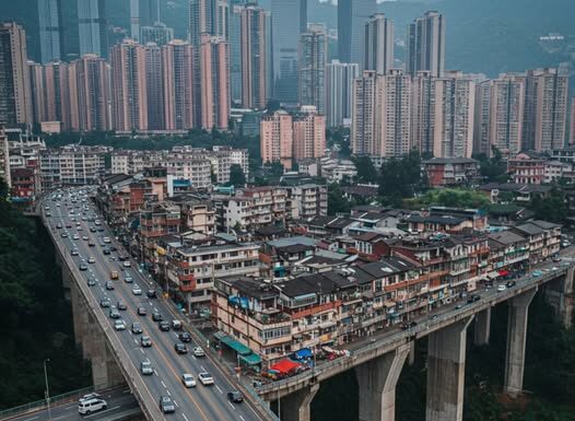 Orașul construit pe un pod din Chongqing, China – O minune arhitecturală modernă