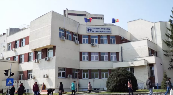 Caz dramatic la Pașcani! Un bărbat a aruncat un nou născut în toaleta din curte. Copilul a fost salvat de medici