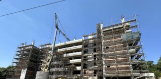 O familie de ieșeni cere daune de 35.000 de euro pentru că așteaptă de trei ani să se mute într-un apartament ANL. Constructorul a oprit lucrările