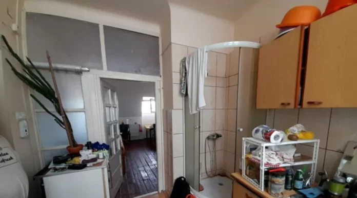 Inovație în design la Cluj-Napoca: apartamentul cu duș în bucătărie care se vinde cu 5.400 de euro metrul pătrat