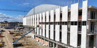 Suceava termină lucrările la o sală polivalentă de 38.000.000 de euro. Iașul s-a ales cu o jucărie virtuală: coroana lui Chirica