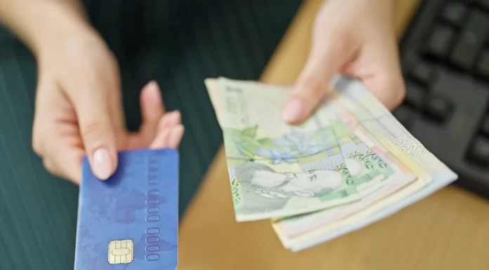 Țineți banii cash în casă! Specialiștii explică la riscuri ne supunem în viitorul apropiat dacă ținem toate resursele financiare pe card