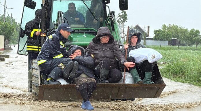 Vijeliile au făcut prăpăd în România: Zeci de case distruse, sute de oameni evacuați trenuri blocate