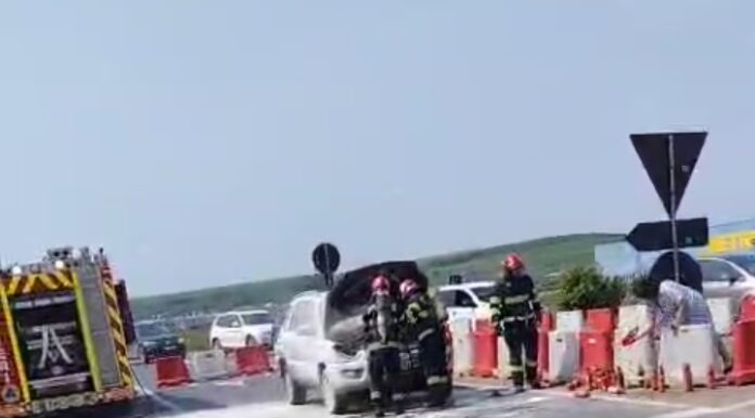 VIDEO O mașină a luat foc în trafic în zona șoselei de centură a Iașului