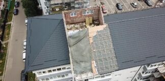 Acoperișul unui bloc recent reabilitat a fost smuls de vânt. Primăria a pompat milioane de lei către firme de casă, consilierii locali sesizează DNA