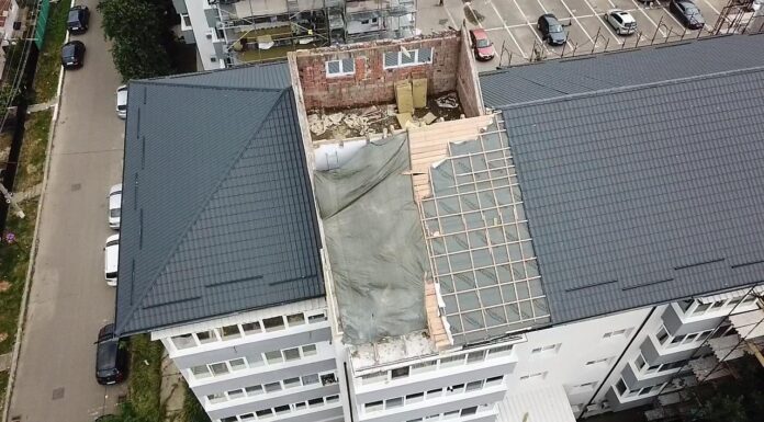 Acoperișul unui bloc recent reabilitat a fost smuls de vânt. Primăria a pompat milioane de lei către firme de casă, consilierii locali sesizează DNA