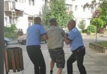 Scandal la Pașcani. Doi polițiști care au imobilizat un pensionar s-au ales cu plângere penală. Prins consumând alcool pe stradă, bărbatul a fost pus la pământ
