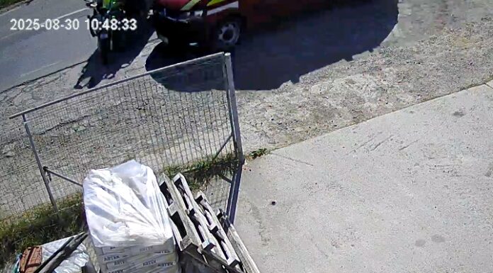 VIDEO O ambulanță SMURD a fost implicată într-un accident rutier. Momentul impactului pe un drum județean din Iași