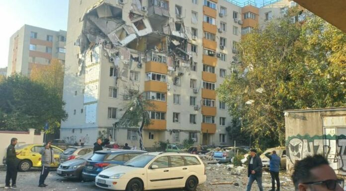 FOTO- O explozie a distrus două etaje ale unui bloc din București. Posibile victime multiple, a fost activat codul roșu