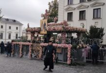 FOTO Peste 30.000 de pelerini au trecut pe la racla cu moaștele Sfintei Parascheva. Alți 6.000 se află la rând