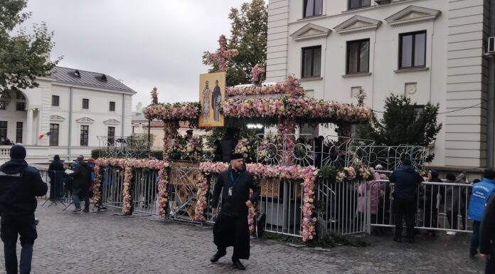 FOTO Peste 30.000 de pelerini au trecut pe la racla cu moaștele Sfintei Parascheva. Alți 6.000 se află la rând