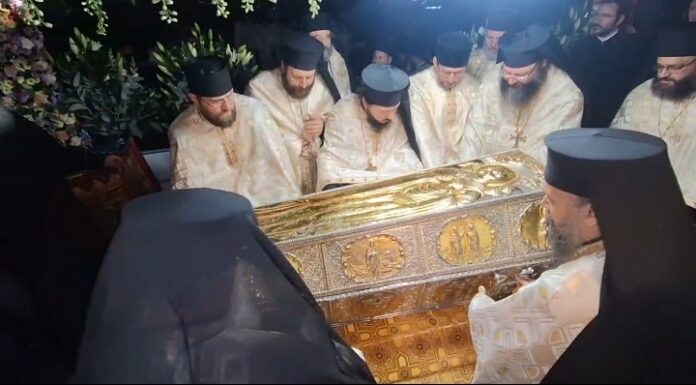 GALERIE FOTO A început hramul Sfintei Parascheva. Racla cu moaștele Cuvioasei a fost așezată pe baldachinul din curtea Mitropoliei