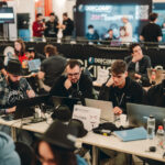 DefCamp 2025 își consolidează poziția de lider regional în securitate cibernetică: 2 zile, 4 scene, peste 90 de speakeri internaționali și peste 2.200 de participanți