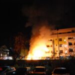 FOTO- Incendiu pe strada Dealul Zorilor din Rediu. O motocicletă și un autoturism au ars complet