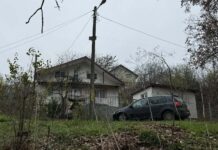 De doi ani, Primăria își bate joc de o familie care solicită un certificat pentru intabularea unei case în Țicău. În schimb, Chirica și funcționarii au semnat pentru blocuri cu sute de apartamente fără autorizație