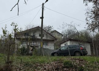 De doi ani, Primăria își bate joc de o familie care solicită un certificat pentru intabularea unei case în Țicău. În schimb, Chirica și funcționarii au semnat pentru blocuri cu sute de apartamente fără autorizație