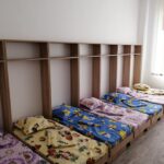 Situație critică la o grădiniță din Iași: 15 paturi la 32 de copii, părinții trebuie să cumpere hârtia igienică și săpunul, micuții mănâncă pe rând