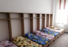 Situație critică la o grădiniță din Iași: 15 paturi la 32 de copii, părinții trebuie să cumpere hârtia igienică și săpunul, micuții mănâncă pe rând
