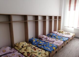 Situație critică la o grădiniță din Iași: 15 paturi la 32 de copii, părinții trebuie să cumpere hârtia igienică și săpunul, micuții mănâncă pe rând