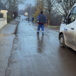 VIDEO O stradă din Iași s-a surpat. O avarie la rețeaua de apă a rupt șoseaua Văleni