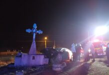 FOTO- Accident rutier lângă Podu Iloaiei. O mașină a intrat violent într-un monument