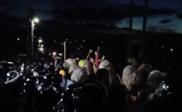 VIDEO- FOTO – Bătălia de la Ruginoasa: gaze lacrimogene folosite de jandarmi pentru a preîntâmpina violențele