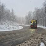 Zeci de utilaje de deszăpezire scoase pe toate drumurile din județul Iași