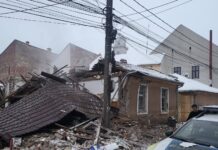 VIDEO- O clădire a Poliției Rutiere Lugoj a sărit în aer! Doi polițiști au fost răniți