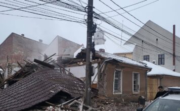 VIDEO- O clădire a Poliției Rutiere Lugoj a sărit în aer! Doi polițiști au fost răniți