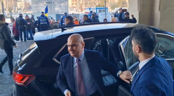FOTO- VIDEO Premierul Ilie Bolojan, discuții la Iași despre situația din administrația locală. Primarii PSD au boicotat întâlnirea cu primul ministru