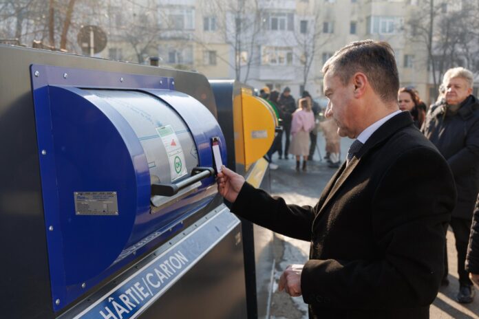 Mihai chirica la un container nou de gunoi.jpg