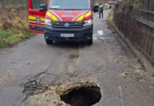 O persoană a căzut într-o groapă adâncă de 4 metri în Pașcani