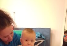 Un copil diagnosticat cu o boală genetică rară are nevoie de terapii continue pentru a putea progresa