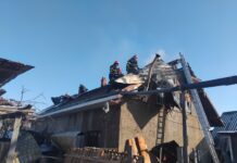 VIDEO-FOTO-Incendiu puternic la o casă din comuna ieșeană Cristești! Proprietara locuinței a căzut de la mansardă în timp ce își salva bunurile