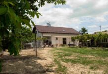 O familie cu zece copii din județul Neamț a primit o casă și o mașină. Sprijin de la Arhiepiscopia Iașilor și numeroși donatori