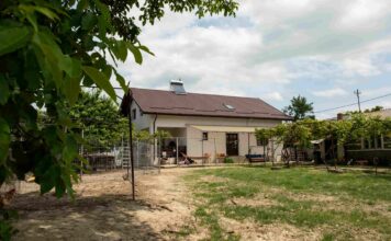 O familie cu zece copii din județul Neamț a primit o casă și o mașină. Sprijin de la Arhiepiscopia Iașilor și numeroși donatori