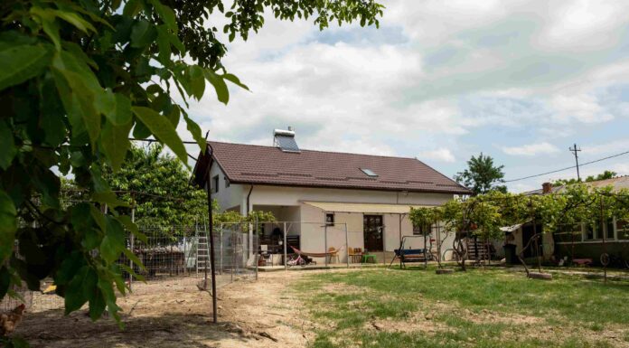 O familie cu zece copii din județul Neamț a primit o casă și o mașină. Sprijin de la Arhiepiscopia Iașilor și numeroși donatori