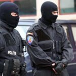 VIDEO- Percheziție la casa unui persoane care a amenințat cu lovirea cu toporul persoane ce participau la un miting în București