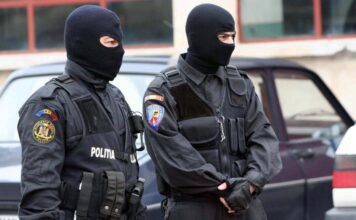 VIDEO- Percheziție la casa unui persoane care a amenințat cu lovirea cu toporul persoane ce participau la un miting în București