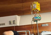 Tânăr student, în remisie după un cancer rar, internat pentru transplant autolog. Tratamentul post-transplant este esențial pentru a preveni recidiva